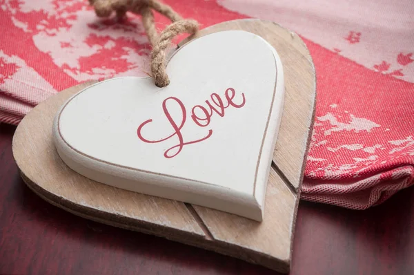 Corazón de madera en el mantel rojo para el día de San Valentín — Foto de Stock