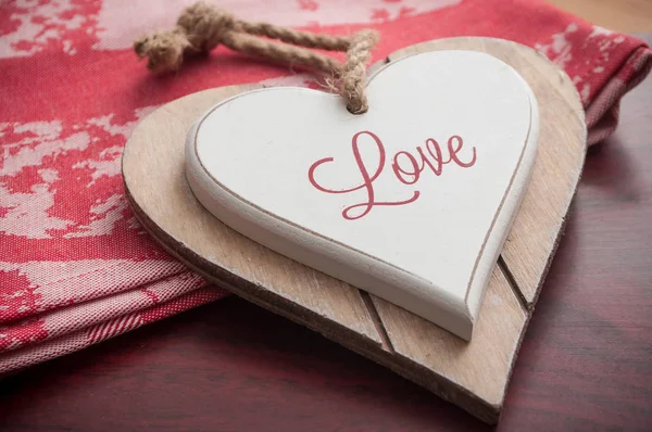 Дерев'яне серце на червоній скатертині для дня валентинки — стокове фото