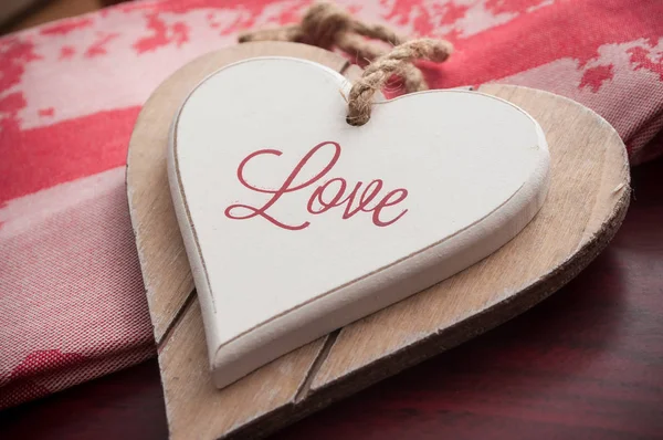 Corazón de madera en el mantel rojo para el día de San Valentín — Foto de Stock