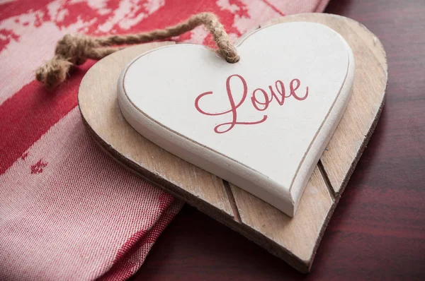 Corazón de madera en el mantel rojo para el día de San Valentín — Foto de Stock