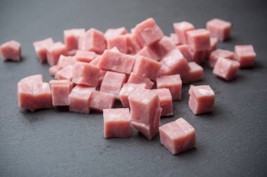  Kara tahta zemin üzerine jambon küpleri