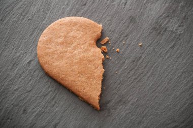  Kara tahta arka plan üzerinde kırık kalp bisküvi şeklinde