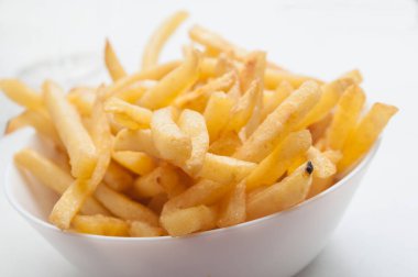  patates kızartması restoranda bir kasede