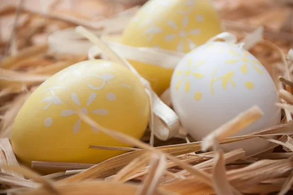 Decoratieve Pasen eieren in een nest — Stockfoto