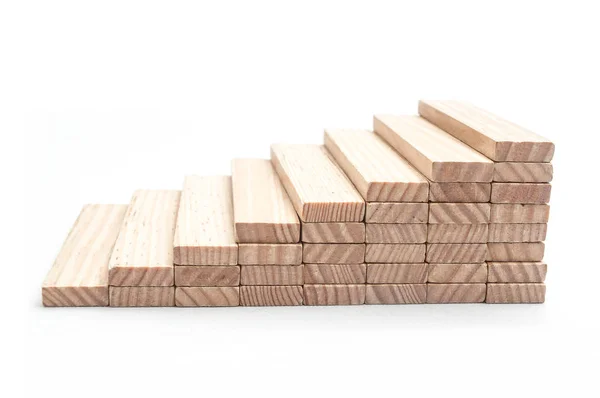 Escalera de madera con ladrillo jenga sobre fondo blanco — Foto de Stock