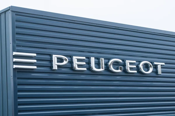 El logotipo de la marca "Peugeot" la marca francesa de los coches de señalización en el showroom — Foto de Stock