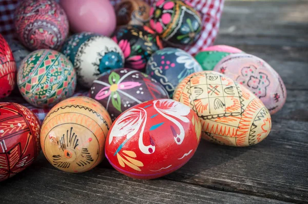 Huevos de Pascua decorativos al aire libre sobre mesa de madera —  Fotos de Stock