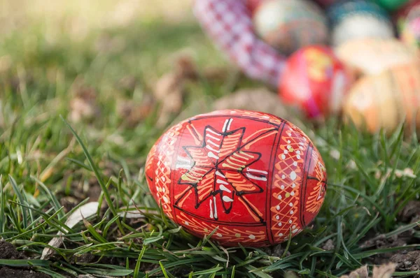 Huevos de Pascua decorativos al aire libre en la hierba —  Fotos de Stock