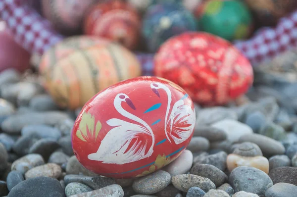 Huevos de Pascua decorativos al aire libre en la grava —  Fotos de Stock
