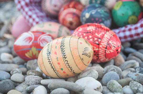 Huevos de Pascua decorativos al aire libre en la grava —  Fotos de Stock