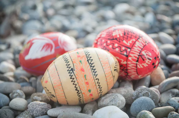 Huevos de Pascua decorativos al aire libre en la grava —  Fotos de Stock