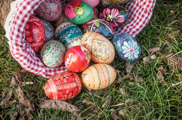 Huevos de Pascua decorativos al aire libre en la hierba —  Fotos de Stock