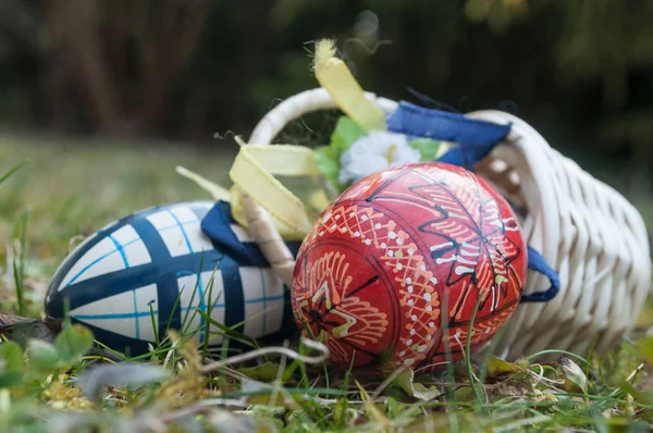 Декоративные пасхальные яйца на открытом воздухе в траве — стоковое фото