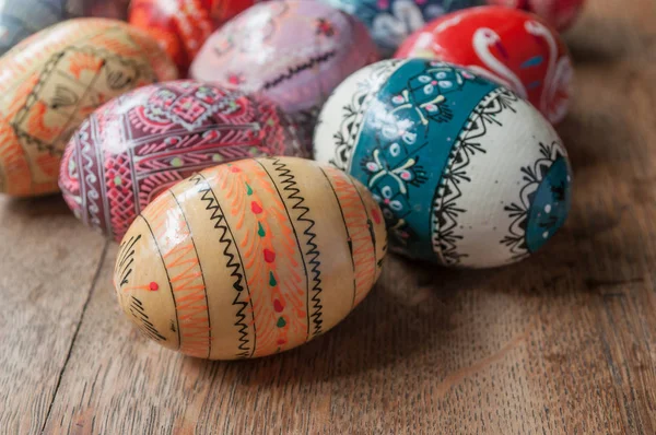 Huevos de Pascua decorativos al aire libre sobre mesa de madera —  Fotos de Stock