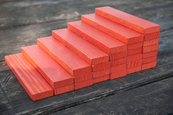 Escalera de madera en ladrillos rojos de madera sobre fondo de madera — Foto de Stock