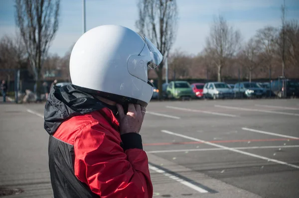 屋外でヘルメットとバイク — ストック写真