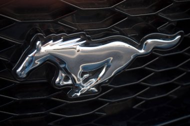  ford mustang araba logosuna closeup