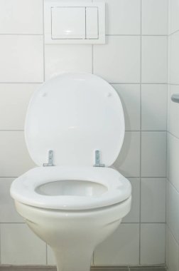  bir banyo beyaz seramik tuvaletler