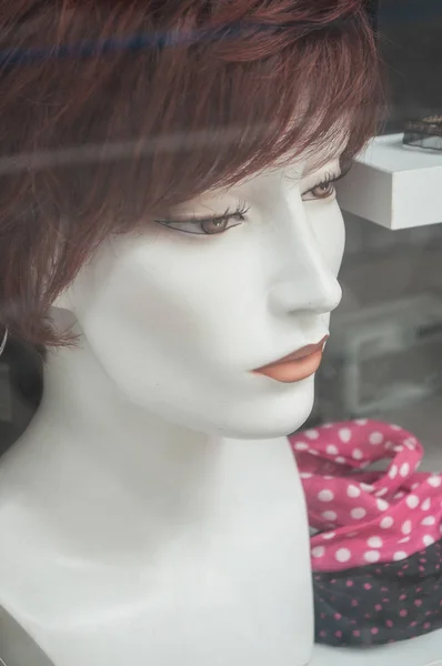 Mannequin in a wig shop — Stock Photo, Image