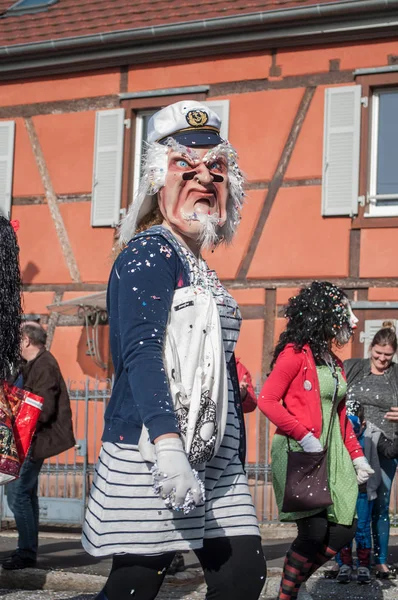 魔女マスクとは、カーニバルのパレードを人々 します。 — ストック写真