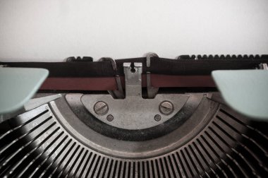  vintage bir daktilo gazetede beyaz sayfa