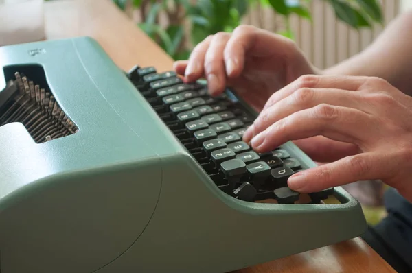 Mano dell'uomo con macchina da scrivere — Foto Stock