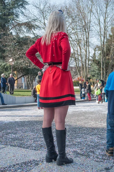 Pfastatt Francia Marzo 2017 Mujer Con Vestido Rojo Viendo Carnaval —  Fotos de Stock