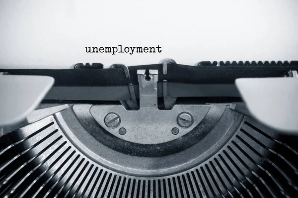 Винтажная пишущая машинка со словами - безработица — стоковое фото