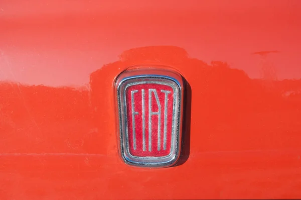 Araba fiat 500 logosuna closeup — Stok fotoğraf