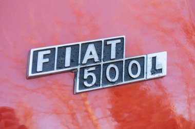  Kırmızı fiat 500 logo closeup