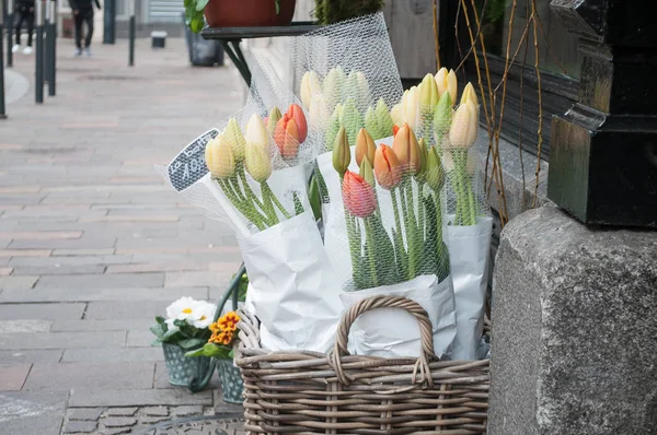 Kytice tulipánů v květinářství na ulici — Stock fotografie