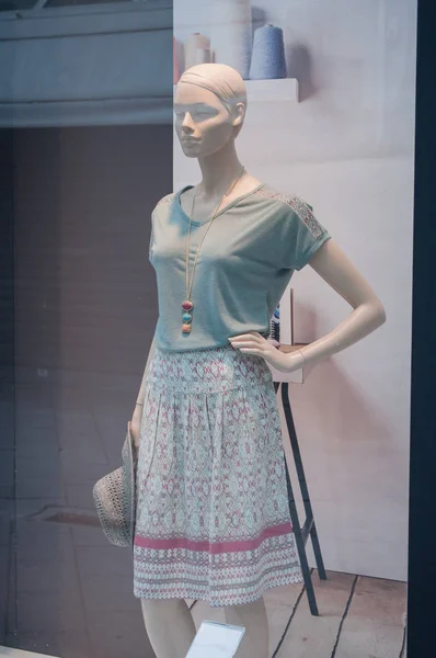 Etalagepop met zomer rok in een mode-showroom — Stockfoto