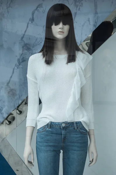 Maniquí con jean azul y jersey blanco — Foto de Stock