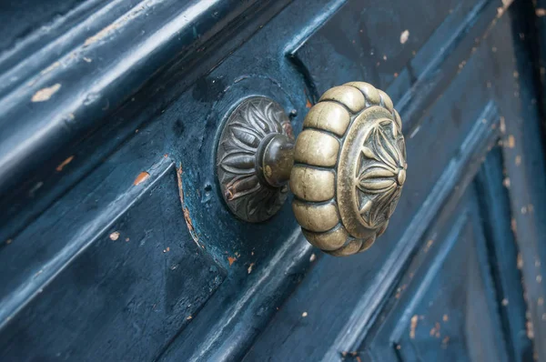 Bronzová úchyt na modré dřevěné dveře — Stock fotografie
