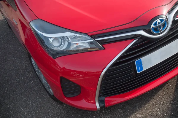 Närbild av röd Toyota Yaris parkerade — Stockfoto