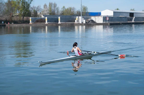 Femme ramant sur la rivière — Photo