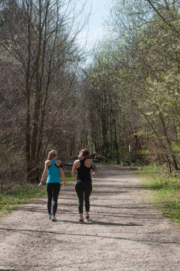  Ormanda çalışan kadın