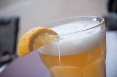  bier dilimlenmiş limon ile tabloda bardak