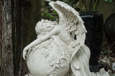  Mezarlıkta bir mezar üzerinde beyaz melek