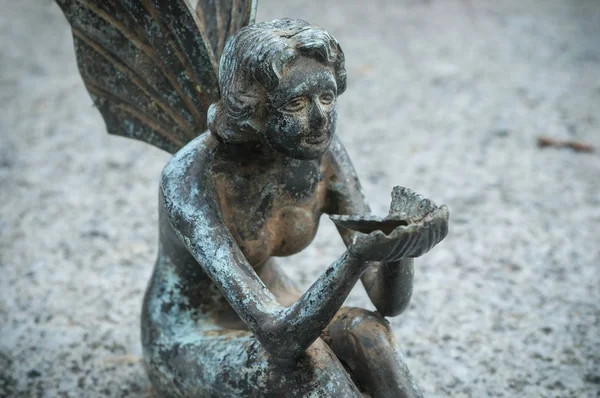 Ange de bronze au cimetière sur une tombe — Photo