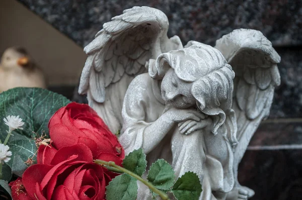 Bílý anděl na hrob na hřbitově — Stock fotografie