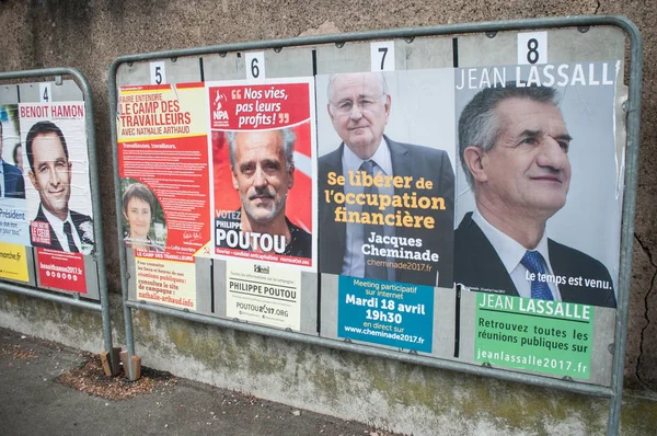 Officiële campagne posters van de leiders van de politieke partij die van de elf kandidaten draaien in de Franse presidentsverkiezingen van 2017 Rechtenvrije Stockfoto's