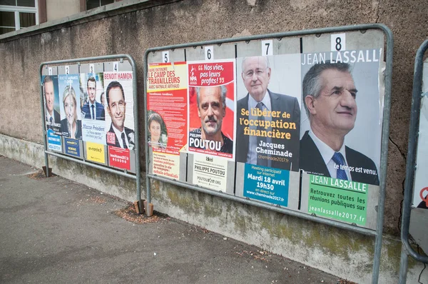 Officiële campagne posters van de leiders van de politieke partij die van de elf kandidaten draaien in de Franse presidentsverkiezingen van 2017 Rechtenvrije Stockafbeeldingen