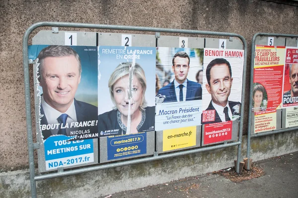 Officiële campagne posters van de leiders van de politieke partij die van de elf kandidaten draaien in de Franse presidentsverkiezingen van 2017 Stockfoto