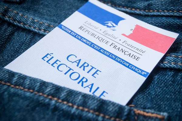 法国选举卡在蓝色牛仔裤的口袋里 — 图库照片