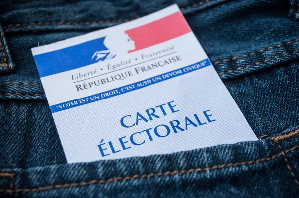 法国选举卡在蓝色牛仔裤的口袋里 — 图库照片