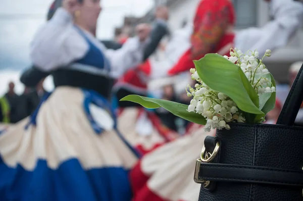 Lirio del valle en la fiesta alsaciana con bailarines disfrazados tradicionales en Brisach el pueblo alsaciano —  Fotos de Stock