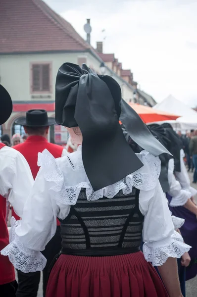 Bailarines disfrazados tradicionales alsacianos en el lirio de la fiesta del valle en Brisach —  Fotos de Stock