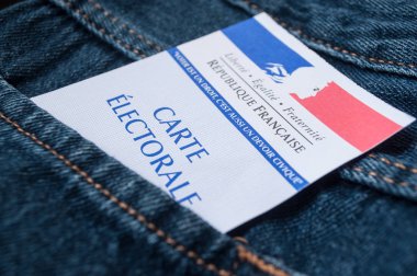 Fransız seçim kart mavi kot pantolon cebinde closeup