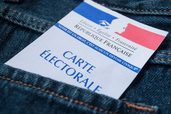 Крупним планом французька виборча картка в блакитній кишені джинсів — стокове фото